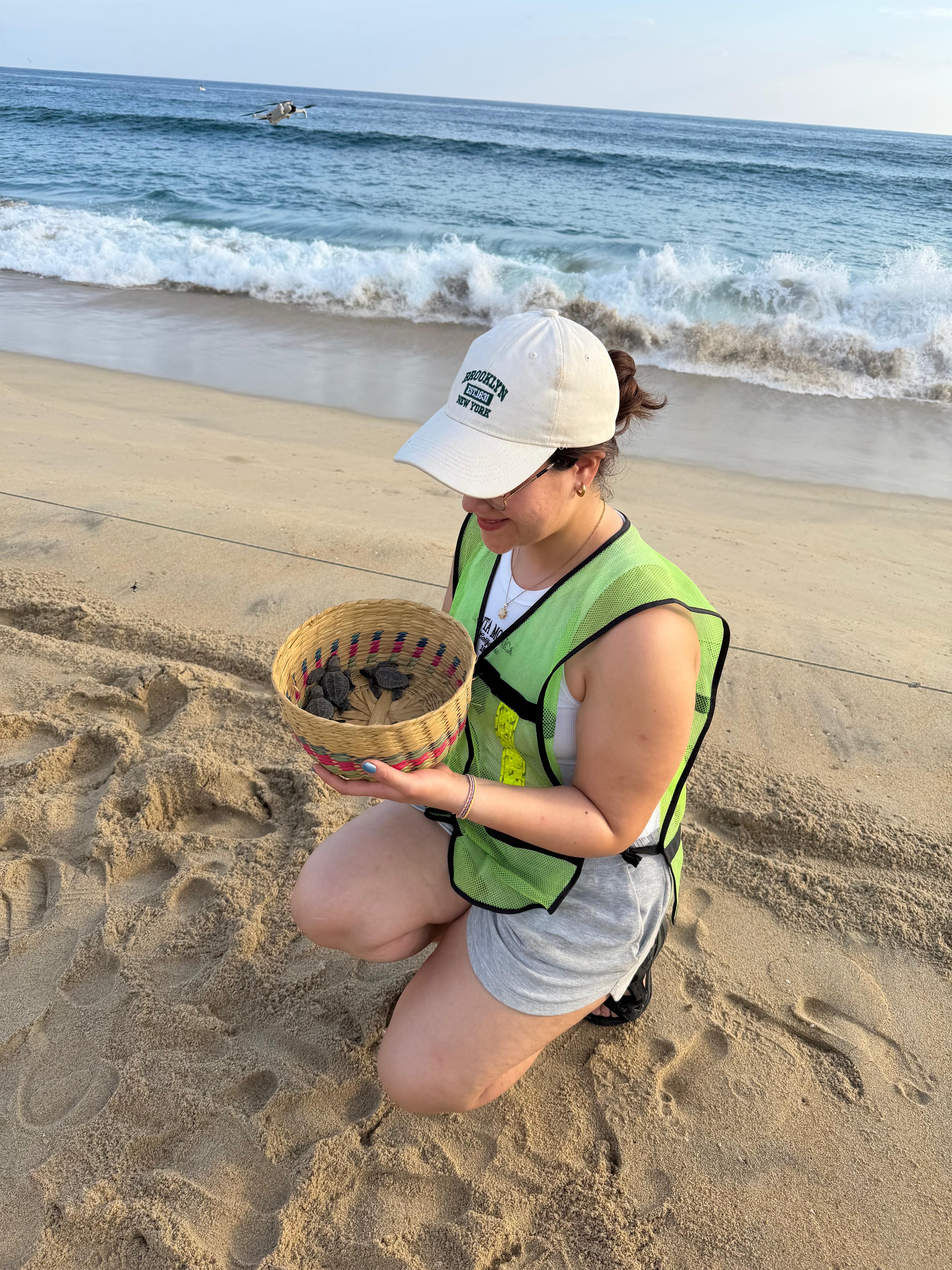 Magaly durante el voluntariado con Vive Mar en Puerto Escondido